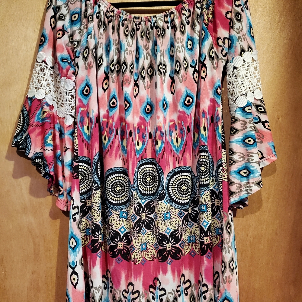 Win Win Pinwheel Bell Sleeve Ladies Tunic